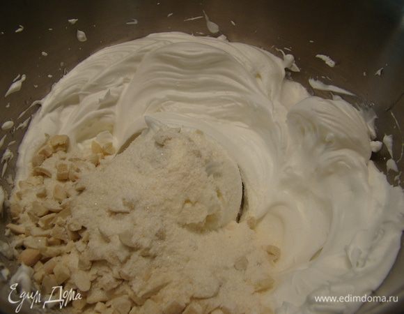 Аккуратно соединяем сухие ингредиенты с белками, перемешиваем до однородности