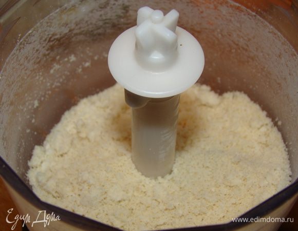 Миндаль+ крахмал - измельчить в блендере до состояния муки