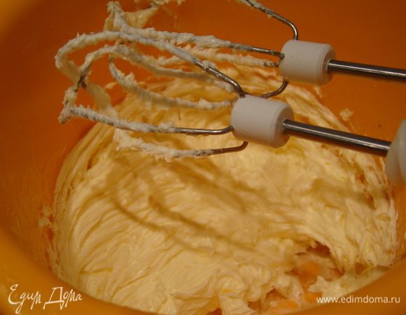 Мягкое масло взбить, вливать порциями сироп, не переставая взбивать, добавить 1 ст.л. миндального сиропа. Еще я добавила 5 капель миндальной эссенции (для запаха)