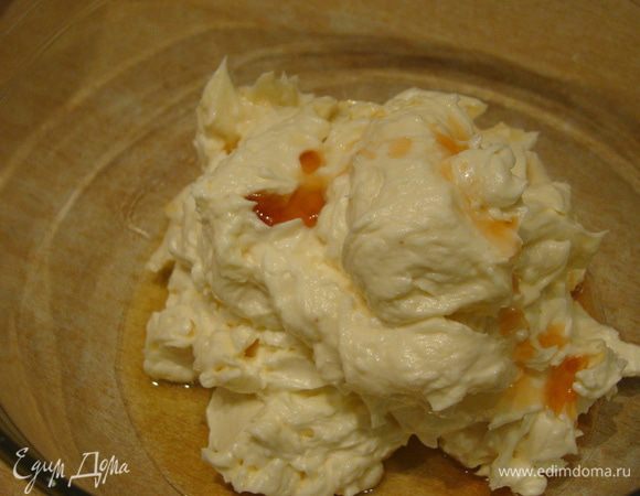 Разделить на 2 части. В одну добавить сироп и коньяк, а в другую - какао; все взбить или хорошо размешать