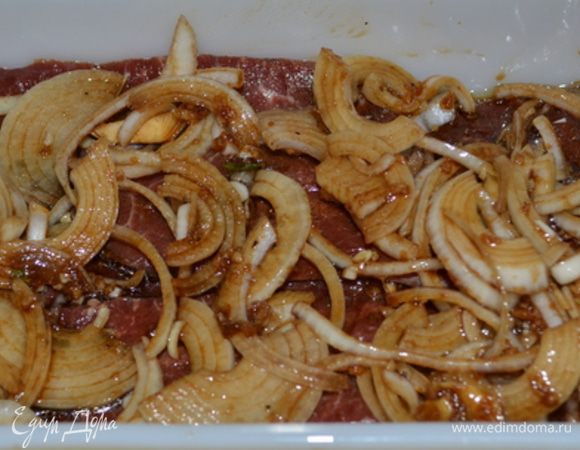 Смешать стейки с перечисленными выше ингредиентами кроме свежей петрушки или кинзы.Прикрыть пленкой.Поставить в холодильник на час.