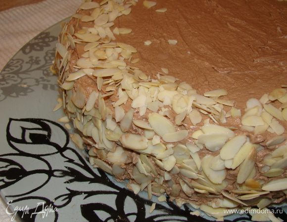 Для украшения - бока обсыпать миндальными лепестками. Отправить торт в холодильник на несколько часов перед подачей