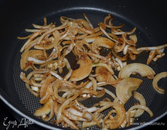 На большой сковороде разогреть олив.масло.выложим сверху весь лук с маринада и прожарим несколько минут,переложим на тарелку.