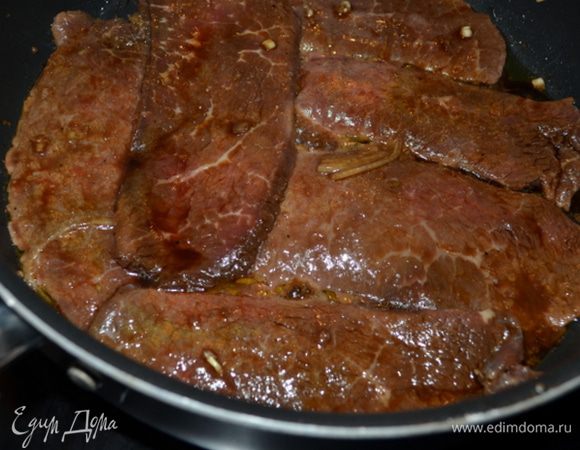 Добавим олив.масло и выложим наши стейки. Жарим 2 мин. сторона,Не пережарьте, если у вас именно sirloin tip steaks, мясо нежное, а в этой нарезке  готовится быстро.
Добавим маринад и как закипит дать ему прокипеть 2 мин. и снять с огня.