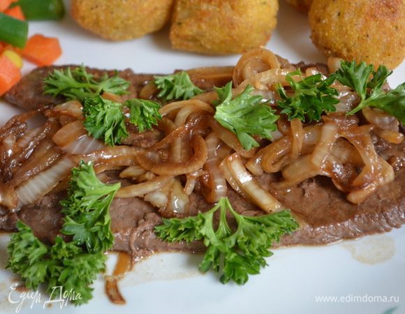 Выльем маринад с луком поверх каждого стейка. Подаем с гарниром. Приятного аппетита.