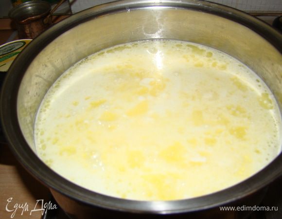 Ставим на огонь кастрюлю с сывороткой на средний/медленный огонь и варим... варим.... варим...... **** Это очень долгий процесс, нужно выпарить всю воду. У кого-то я видела время "3-4 часа", но я варила свой брюност около 8 часов. Выход моего брусочка - 320 г, но это еще хороший результат ; )