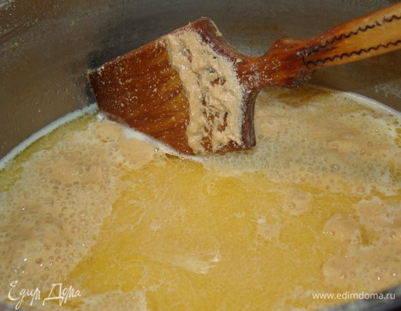 Вот такой она была, когда выпарилась на 60-70 %. Не забывайте периодически проходиться по дну кастрюли ложкой или деревянной лопаткой!