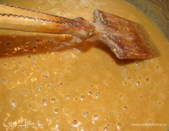 Мы добиваемся густой консистенции и такого цвета. Постоянно помешивайте сырную массу, как-бы перетирая ее. Советую пока не пробовать наш сыр : ) и горячо, и пока еще нет в нем всех Тех ароматов