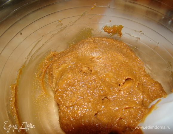 Опять же повторюсь: все зависит от сыворотки! В вашей массе могут быть (а могут и не быть) крупинки сыра. Если данный факт не беспокоит - перекладывайте сырный крем в пластиковую емкость и отправляйте в холодильник. Если беспокоит - пока масса еще горячая, ее следует перетереть с помощью ложки через сито