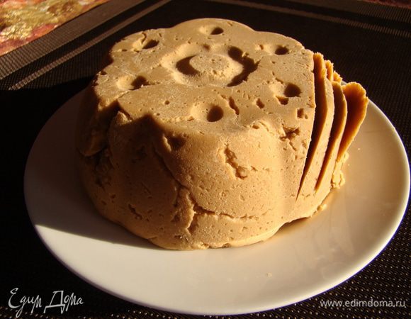 У меня брюност переночевал в холодильнике, в силиконовой формочке. Потом я его достала и переложила застывший сыр на сервировочную тарелку. Хранить можно очень долго, плотно накрыв пищевой пленкой (предотвратить его засыхание). Приятного аппетита!