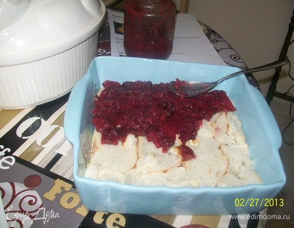 плотненько укладываеем наши хлебные ломтики на дно формы,заполняя пустоты кусочками -обрезками...наверх выкладываем заранее приготовленныу соус-пюре....вообще-то я его приготовила совсем для другого блюда,по так как у меня получилось его очень много,то я его и применила сюда...На медленном огне я потушила клюкву с небольшим количеством воды и сахаром,добавила мелко нарезанное яблоко и немного ещё поварила до загустения,но не доводя яблоки до состояния пюре,выключила огонь,немного остудила и добавила изюм и если надо,ещё немного сахара или мёд - я не добавляла -люблю с кислинкой!