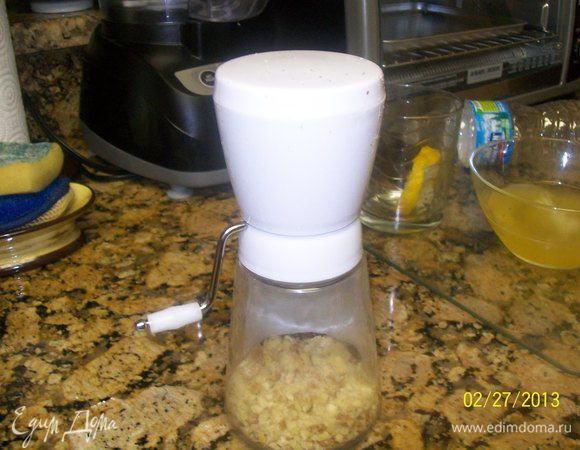 Вот в таком приспособлении для резки орехов порубила орехи...они получаются небольшими кусочками,что нам и надо