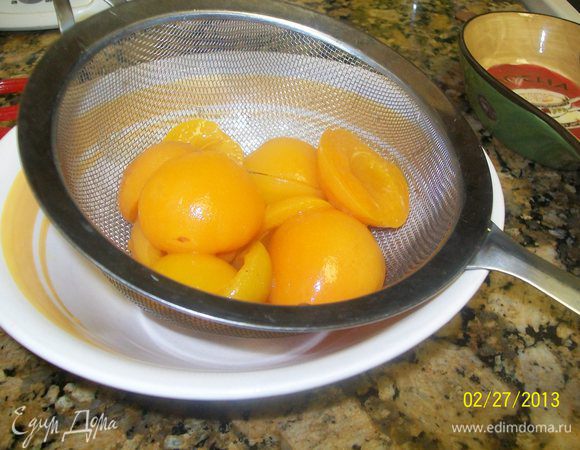 сцедила жидкость с косервированных абрикос
