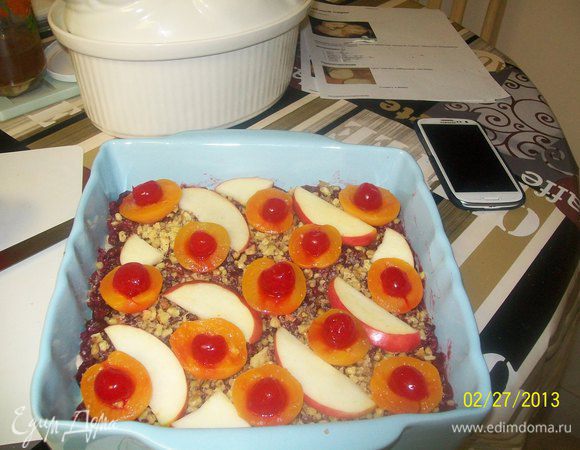 и вот таким образом украсила ими пирог,положив в каждую половинку вишни коктейльные и дольки яблока.