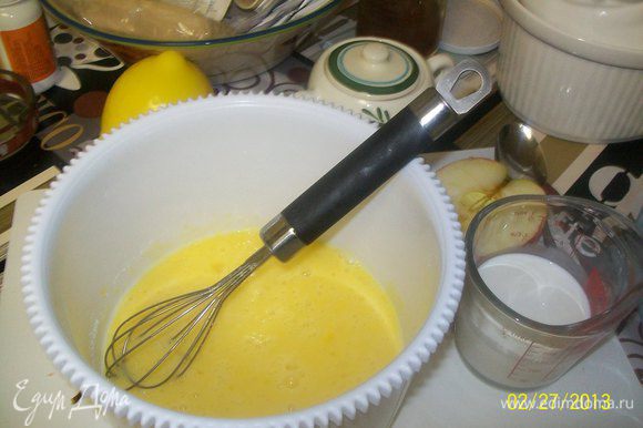 Гоеовим заливку : взбиваем яйца со сливками и крахмалом,добавляем по желанию ван сахар(я не добавляла) и валиваем заливку в форму...