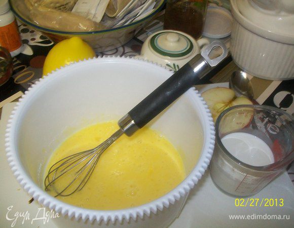 Гоеовим заливку : взбиваем яйца со сливками и крахмалом,добавляем по желанию ван сахар(я не добавляла) и валиваем заливку в форму...