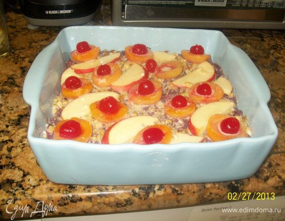 В таком виде отправляем пирог в духовку...я ставила в холодную настольную тостер-духовку и выпекала при 190ц  55 минут,включаея время на подогрев(около 10 мин)