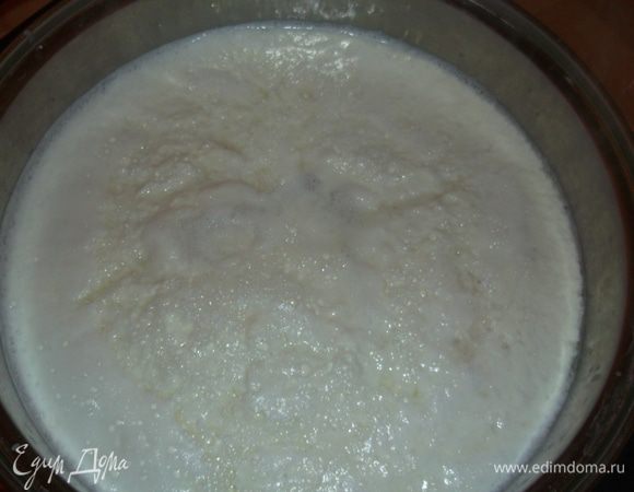 доводим молоко до кипения,вливаем сыворотку и на небольшом огне дожидаемся когда свернётся сыр (где-то 7 минут) получится вот такая шапочка