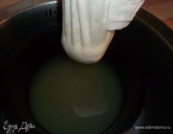 завязываем марлю с 4-х концов крест на крест и подвешиваем на кран, что бы стекли остатки сыворотки 