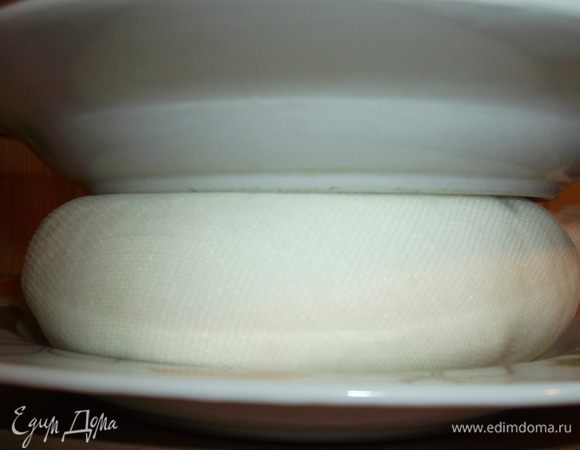 когда сыворотка стекла, ставим сыр прямо в марле под пресс, я делаю такое сооружение, кладу между двух тарелочек, а сверху груз-литровая банка с водой и оставляем в холодильнике на несколько часов