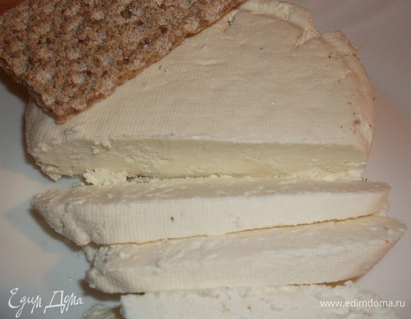 достаём осторожно освобождаем от марли, получился сыр красивой формы, нарезаем и кушаем с чем хочем:-)
особенно полезно тем кто на диете..и даже, если любим бутерброды и сложно от них отказаться, заменим хлеб кусочком сыра, приятного аппетита!