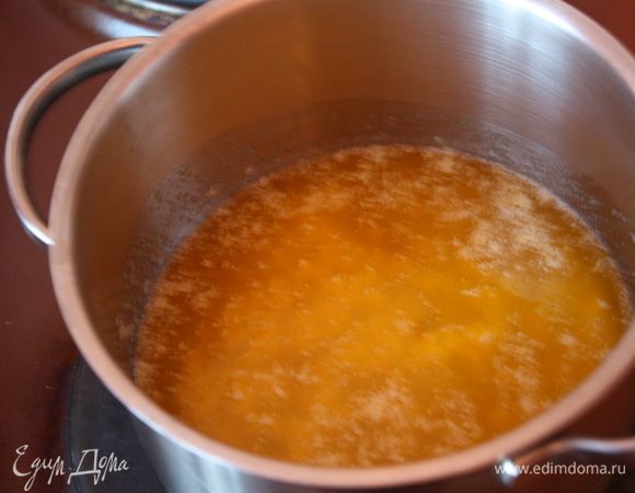 Сливочное масло растопите на слабом огне и слегка остудите.