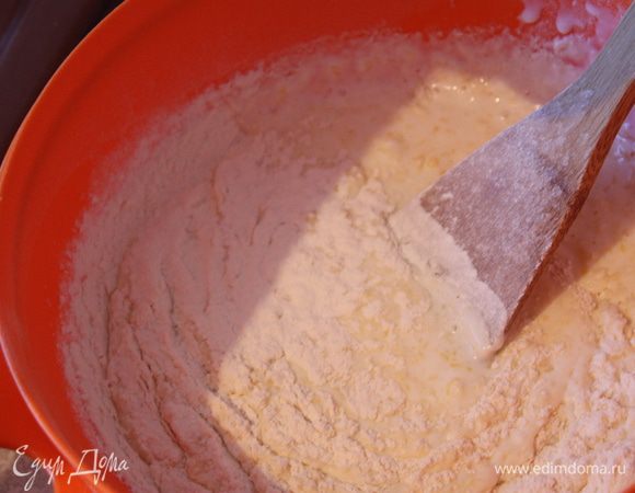 Муку всыпайте в несколько приемов, замешивая тесто.