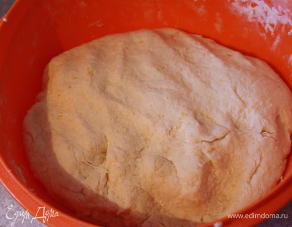 Тесто должно стать похоже на мягкий пластилин и не должно прилипать к рукам. Накрываем его полотенцем и оставляем на полчасика отдохнуть.
