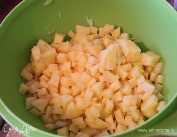 Картофель нарезаем небольшими кубиками.