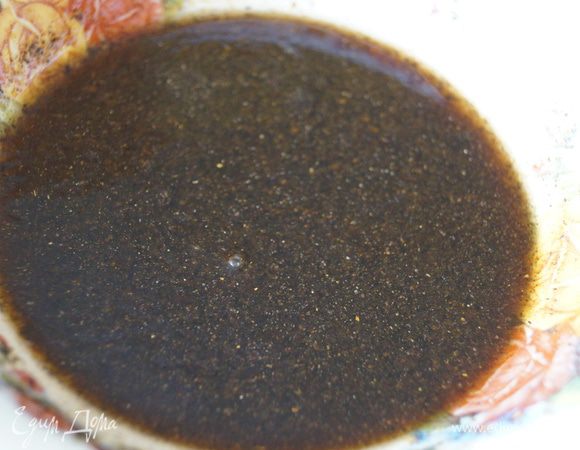 Для соуса: смешать мед с соевым соусом, добавить масло, кетчуп, немного соли и перемешать