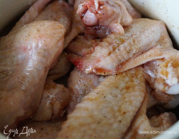 Куриные крылышки промыть, натереть солью и специями. Залить медово-соевым соусом и оставить мариноваться на 2-3 часа