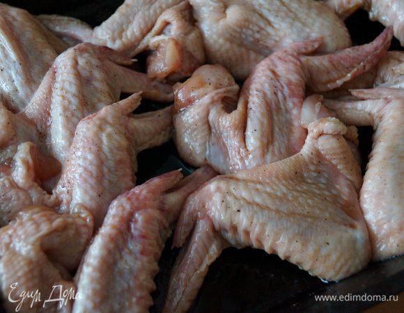 После этого выложить крылышки на противень и поставить запекаться, в разогретую до 180 градусов духовку, на 30-35 минут
