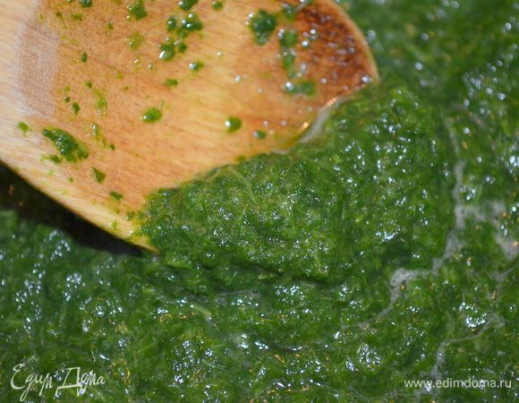 шпинат слегка разморозить и немного протушить примерно 5 минут. Я это сделала для быстроты, можно просто разморозить и слить воду с него.