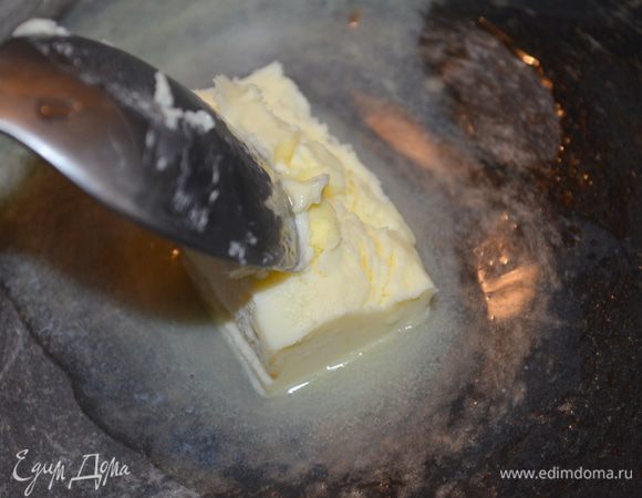 в ковшике растопить сливочное масло