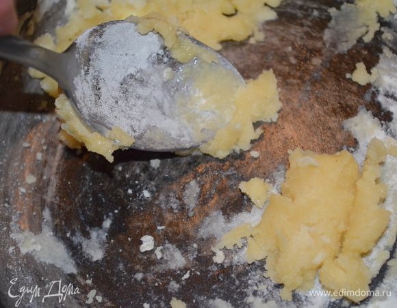 добавить муку и слегка обжарить 1 минуту