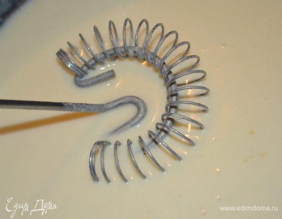 тонкой струйкой влить молоко и при этом постоянно взбивать венчиком, чтобы не было комков. 