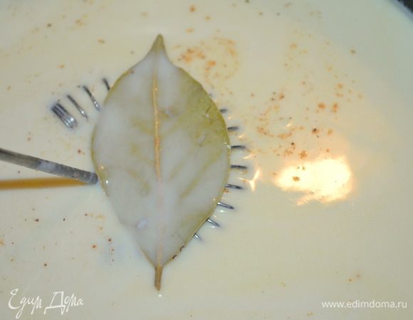 добавить мускат, соль и немного перца, варить на среднем огне, постоянно помешивая 5-7 минут. Соус должен загустеть.