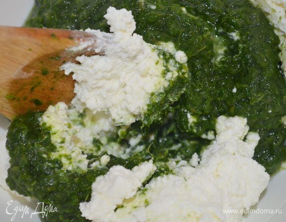 рикотту смешать со шпинатом, немного посолить. 