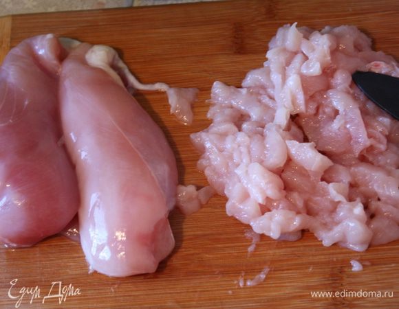 Курицу нарезаем небольшими кубиками.