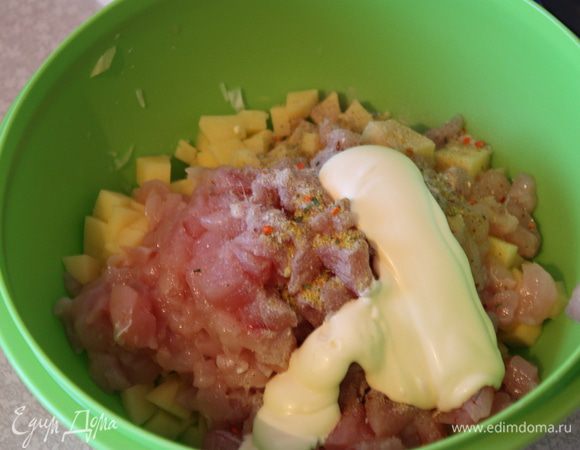 Лук также нарезаем мелко. Все складываем в миску,добавляем майонез (куда уж без него) или растительное масло, все перемешиваем,солим,перчим.