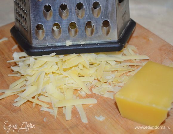натираем пармезан на терке 