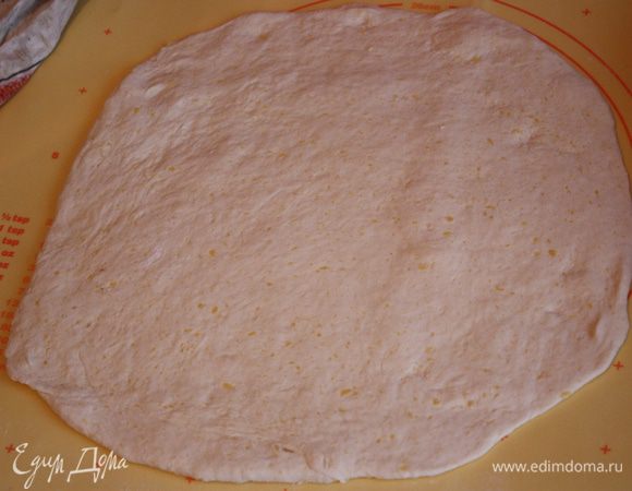 Тесто разделите на 2 части, одна больше другой. Большую часть раскатываем, слегка присыпая мукой.