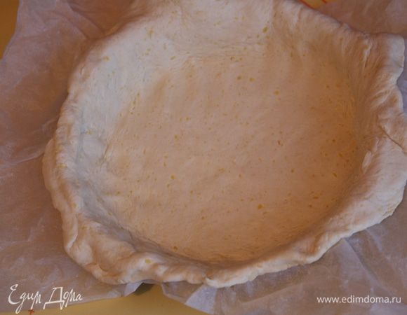 Укладываем раскатанное тесто в форму, смазанную растительным маслом.