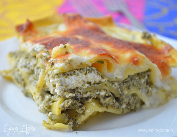 сразу скажу, что такой ровный кусочек получается когда лазанья совсем остынет и "схватится", я специально ждала для фотосессии. Но есть я ее рекомендую в горячем виде - это невероятно вкусно! 