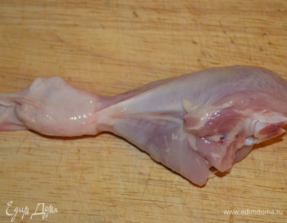 кожу стянуть с мяса как чулок, не разрезая ее =)