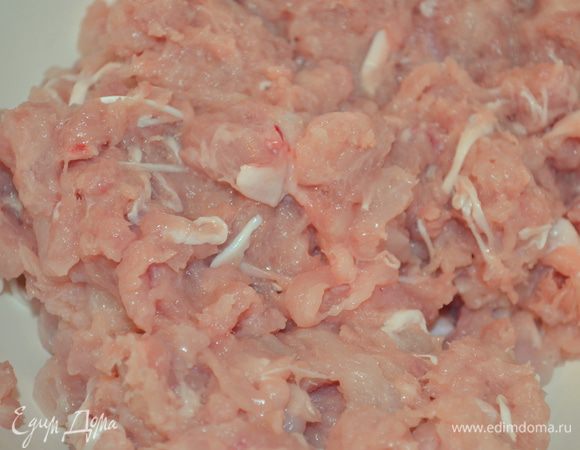 из куриного мяса делаем фарш - я нарубила в блендере