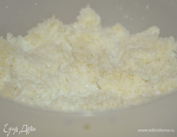 хлеб залить горячим молоком и дать ему постоять и набухнуть