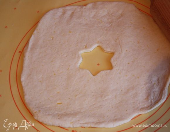 Раскатываем оставшееся тесто (от него отщипываем небольшой кусочек для украшения), посередине делаем отверстие небольшое (или вырезаем формочкой).