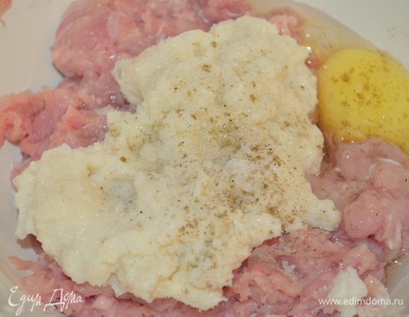 в фарш добавляем хлеб (его надо отжать от молока), яйцо, добавить соль и перец. Приправы для курицы на ваш вкус! 