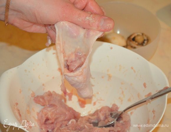 в заготовку из кожи добавить немного фарша